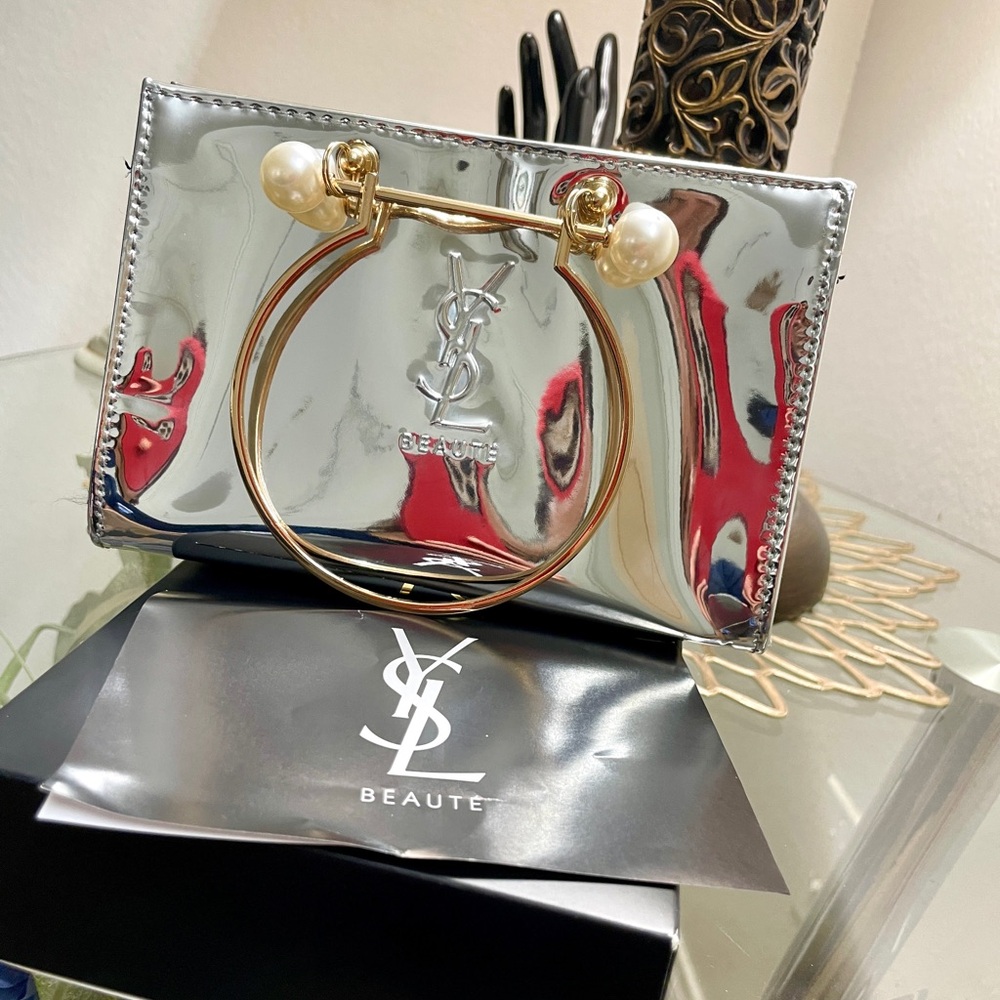 Yves Saint Laurent - Picture 3 of 10